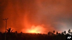 En esta imagen publicada por el Centro de Vulcanología y Agencia de Alivio de Desastres Geológicos del Ministerio de Energía y Recursos Minerales, el cielo brilla por la erupción del monte Lewotobi Laki-Laki el lunes 4 de noviembre de 2024, en el este de Flores, Indonesia.