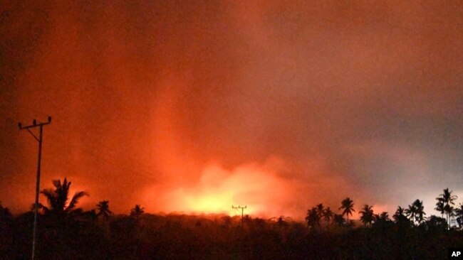 En esta imagen publicada por el Centro de Vulcanología y Agencia de Alivio de Desastres Geológicos del Ministerio de Energía y Recursos Minerales, el cielo brilla por la erupción del monte Lewotobi Laki-Laki el lunes 4 de noviembre de 2024, en el este de Flores, Indonesia.