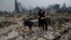 Una familia busca entre los escombros de su vivienda destruida por las llamas en Santa Rosa, California.