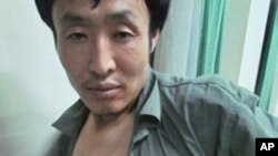 辽宁5岁疫苗受害儿童杨昕昊的父亲杨玉奎在于北京儿童医院的交涉中受伤