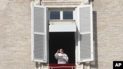 El papa Francisco lee la oración del Angelus al mediodía del domingo a los peregrinos reunidos en la Plaza de San Pedro en Roma, el 20 de diciembre de 2020.