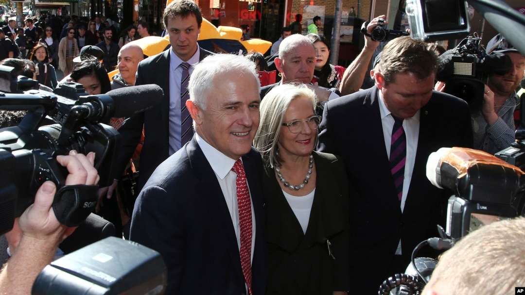 PM Australia Malcolm Turnbull menyalami watrga di Burwood, Sydney, sehari menjelang pelaksanaan pemilu di negaranya, Jumat (1/7). 