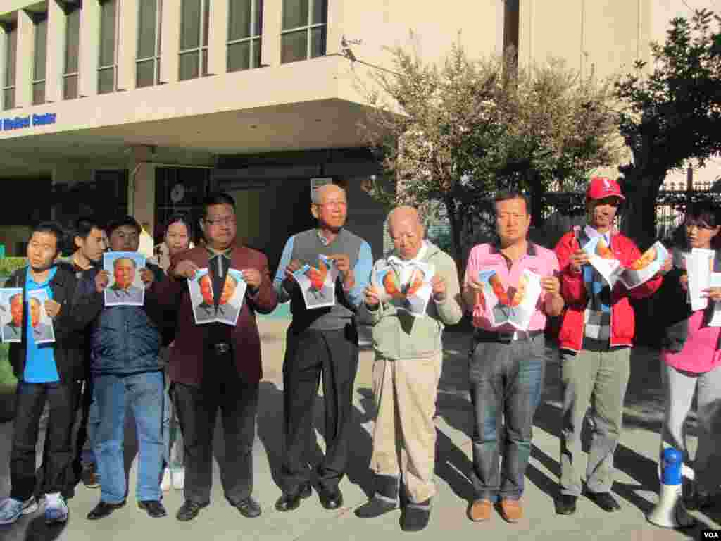 海外中国人撕毛像声援曹小东(美国之音 容易拍摄)