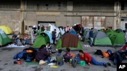 Des réfugiés dans le port de l'Athènes de Pirée, le 10 mars 2016. (AP Photo/Thanassis Stavrakis)