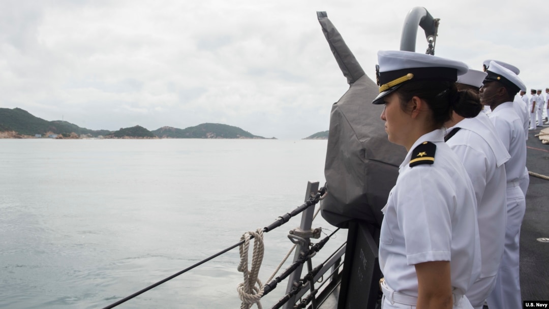 美國一艘軍艦2016年12月15日在南中國海巡航期間在越南金蘭港靠港（美國海軍照片）