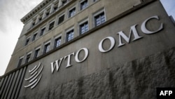 Logo Organisasi (WTO) di kantor pusatnya di Jenewa, Februari 2024. (Foto: Fabrice COFFRINI/AFP)