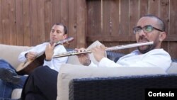 Los músicos venezolanos (de izq. a der) Moisés Torrealba (bandola) y Manuel Rojas (flauta) ejecutores del disco "Equipaje de mano". [Foto: Cortesía].