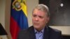 El presidente de Colombia, Iván Duque (derecha), en entrevista con la Voz de América, dice que "el cáncer que ha tenido Venezuela y que ha arruinado a Venezuela ha sido la dictadura".