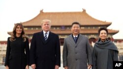 川普總統(左二)與夫人梅拉尼亞(左一)乘坐的空軍一號在8日下午抵達北京，隨後在中國國家主席習近平(右二)和夫人彭麗媛(右一)的陪同下參觀故宮。
