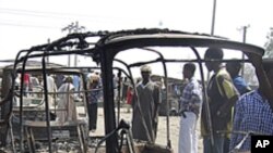 Wakazi wakiangalia gari lililolipuliwa baada ya mlipuko huko Maiduguri.