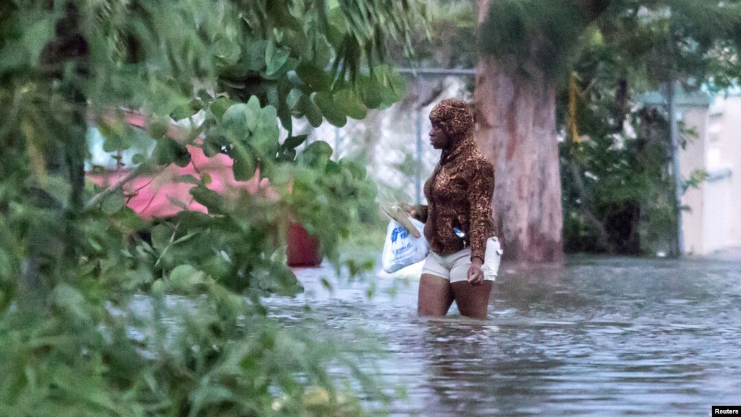 El potente huracán ha estado casi detenido por un día sobre el noroeste de Bahamas, provocando inundaciones en las islas de Ábaco y Gran Bahama.
