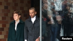 El futbolista brasileño Dani Alves sale de la prisión Brians 2 junto con su abogada Ines Guardiola, mientras apela su condena por violación, el 25 de marzo de 2024 