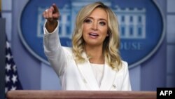 La portavoz de la Casa Blanca, Kayleigh McEnany, se dirige a los periodistas durante una rueda de prensa, el miércoles 6 de mayo de 2020..