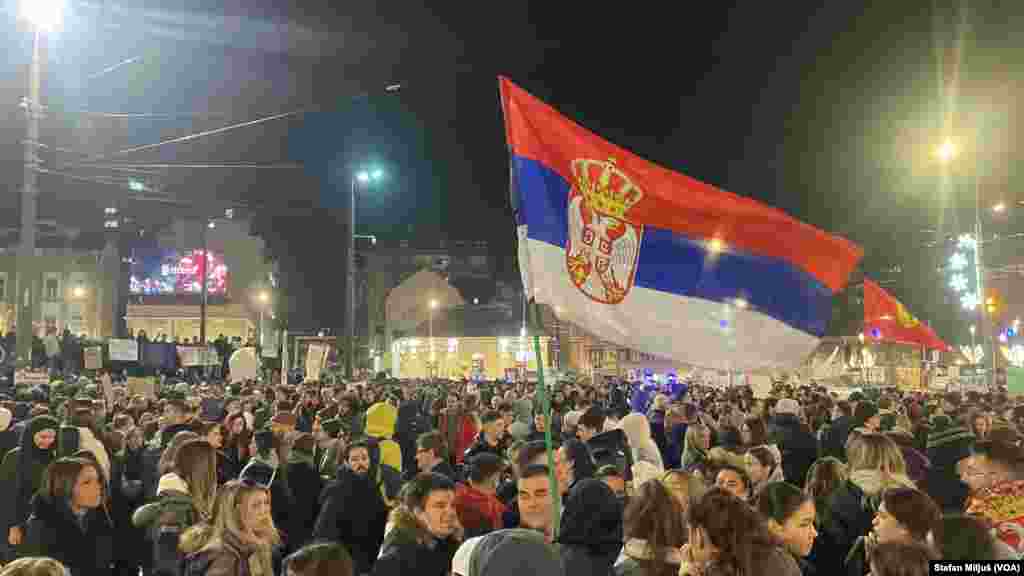 Na beogradskom Trgu Slavija u nedelju 22. decembra održan je veliki antivladin protest studenata i građana koji traže odgovornost za pad nadstrešnice železničke stanice u Novom Sadu 1. novembra i pogibije petnaestoro ljudi&nbsp;&nbsp;(Foto: VOA/Stefan Miljuš)