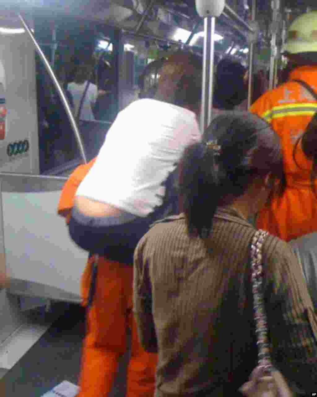 消防人员帮助乘客撤退