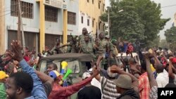 Para demonstran menyambut tentara Mali yang memberontak saat mereka tiba di Lapangan Kemerdekaan di Bamako, Selasa (18/8). 