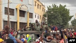 Wanajeshi wa Mali wakishangiliwa walipowasili katika uwanja wa Independence Square mjini Bamako, Mali on August 18, 2020. 