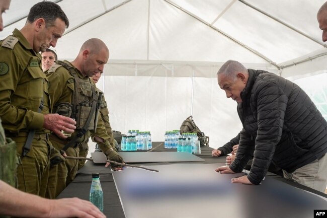 Perdana Menteri Israel Benjamin Netanyahu (kanan) dan Kepala Staf Angkatan Darat Israel Herzi Halevi (kiri) saat memberikan pengarahan di Koridor Netzarim, 19 November 2024. (Foto: AFP)