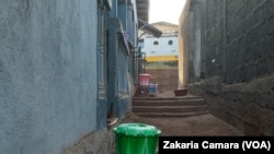 Kits de lavage des mains devant des maisons à Conakry, le 1er avril 2020. (VOA/Zakaria Camara)