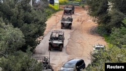 سربازان اسرائیلی سوار بر خودروهای نظامی در سمت اسرائیلی مرز اسرائیل و لبنان، در بحبوحه تشدید تنش بین حزب‌الله و اسرائیل (دوشنبه ۲۵ اسفند ۱۴۰۴)