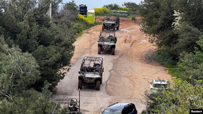 سربازان اسرائیلی سوار بر خودروهای خود در بخش شمالی اسرائیل در مرز لبنان (عکس از آرشیو)