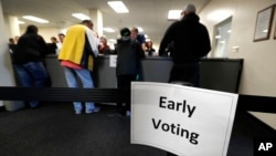 다음달 8일로 예정된 미국 대통령 선거 투표일이 채 한달도 남지 않은 가운데, 지난달 일찌감치 조기투표가 시작된 아이오와주 드모인스 주민들이 투표소에서 투표용지를 배부받고 있다. 