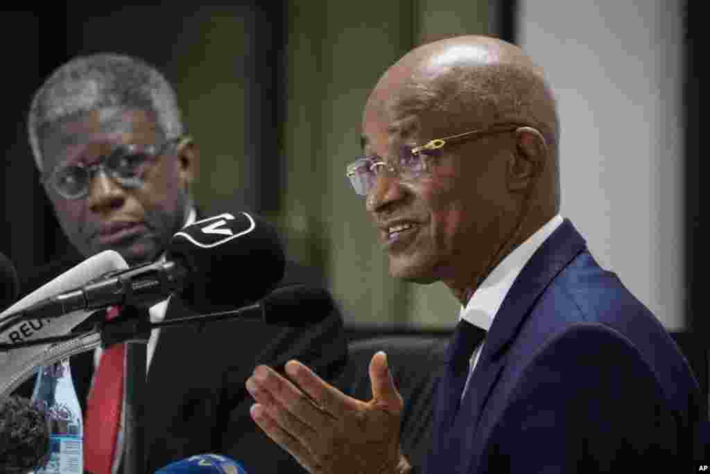 Cellou Dalein Diallo (i Buryo),&nbsp; atavuga rumwe na Reta ya Alpha Conde. Aha, yari muri Senegali mu kiganiro n&#39;abamenyeshamakuru igenekerezo rya 24 ukwezi kw&#39;icenda ko mu 2020. Muri ico kiganiro, Diallo yasavye ibihugu bihana imbibe na Gineya guharira ivomo ico gihugu bivuye ku ngingo ya Prezida Alpha Conde yo kwitoreza manda ya gatatu. &nbsp;