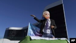 A demonstrator wearing a mask depicting Brazil's President Michel Temer performs during a protest outside the Superior Electoral Court in Brasilia, Brazil, June 7, 2017. Brazil's top electoral court is examining illegal campaign finance allegations that could force Temer from office.