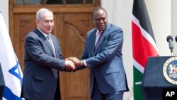 Israeli Prime Minister Benjamin Netanyahu, left, and Kenyan President Uhuru Kenyatta shake hands at State House in Nairobi, Kenya, July 5, 2016. Netanyahu is in Kenya as part of his four-nation tour of Africa.