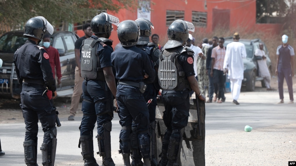 Des policiers sénégalais montent la garde devant les locaux du pool judiciaire financier (PJF) à Dakar, où Mouhamadou Ngom, dit Farba, député de l'opposition se trouvait le 27 février 2025. AFP / Seyllou