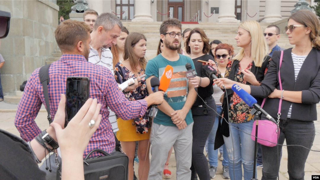 Predstavnici inicijative "1 od 5 miliona" na konferenciji za štampu u Beogradu, 3. septembra 2019. (Foto: Rade Ranković, VOA)