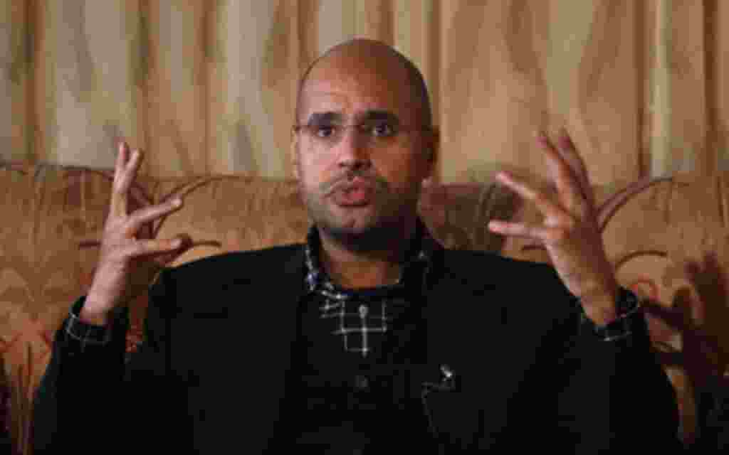 El hijo del líder libio Moammar Gadhafi, Saif al-Islam, habla durante una entrevista con Reuters en Trípoli el 10 de marzo de 2011.