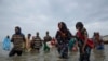 Migran Ethiopia turun dari kapal ke pantai Yaman pada 26 Juli 2019. HRW mengatakan para penjaga perbatasan Arab Saudi menghujani para migran Ethiopia dengan tembakan sewaktu mereka mencoba menyeberang melalui Yaman. (Foto: AP)