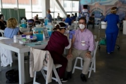 7일 미국 캘리포니아주 오랜지의 세인트조셉병원에서 화이자-바에오엔테크 신종 코로나바이러스 백신 접종을 실시했다.