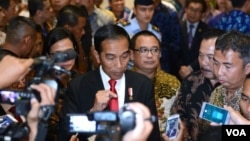 Presiden Joko Widodo memberikan keterangan mengenai penanganan gempa di Aceh, di Bali Nusa Dua Convention Center, Rabu, 7 Desember 2016. (foto: Andylala/VOA).