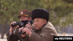 지난 3월 김정은 북한 국무위원장이 전선 장거리표병구분대의 화격타격훈련을 지도했다고 관영 조선중앙통신이 사진을 공개했다. 