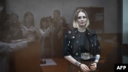 Blogger Rusia Anna Bazhutova, didakwa menyebarkan "informasi palsu" tentang tentara Rusia, tampil di dalam kotak kaca di pengadilan distrik Ostankino di Moskow Rabu, 5 Juni 2024.
