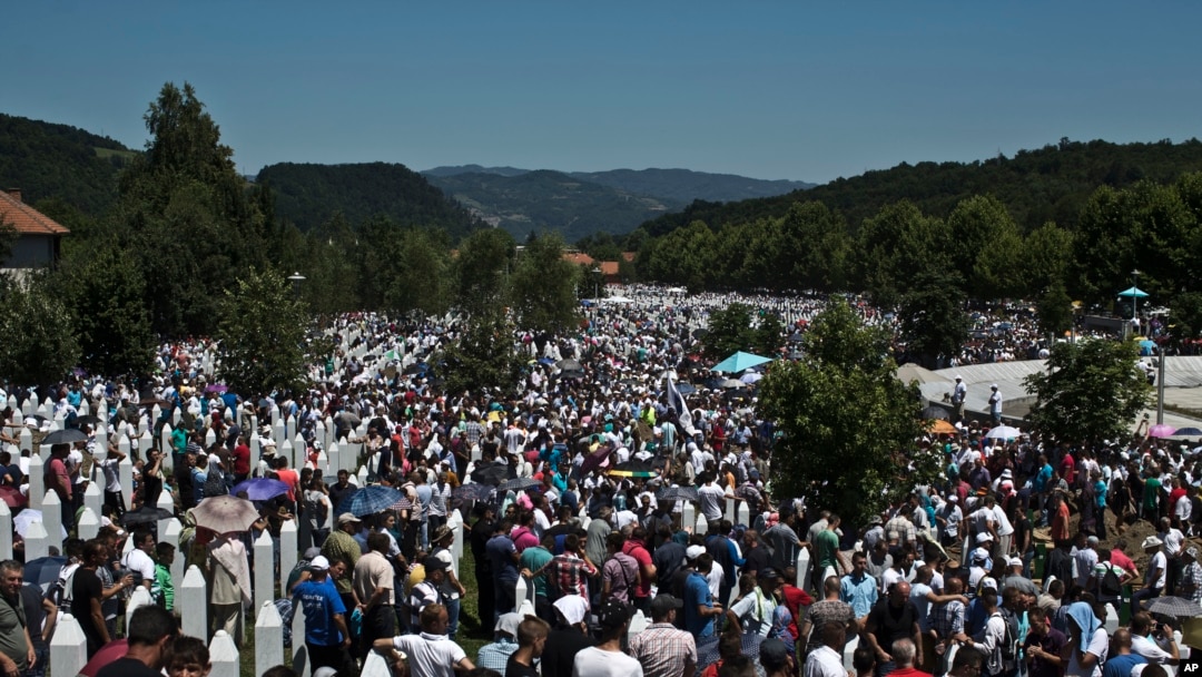 Hiljade ljudi okupljene u memorijalnom centru Potočari blizu Srebrenice, 150 km severoistočno od Sarajeva. 