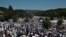 Hiljade ljudi okupljene u memorijalnom centru Potočari blizu Srebrenice, 150 km severoistočno od Sarajeva. 