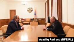 Ermənistanın baş naziri Nikol Pashinyan (solda) və separatçı Qarabağ rejiminin başçısı Bako Sahakyan