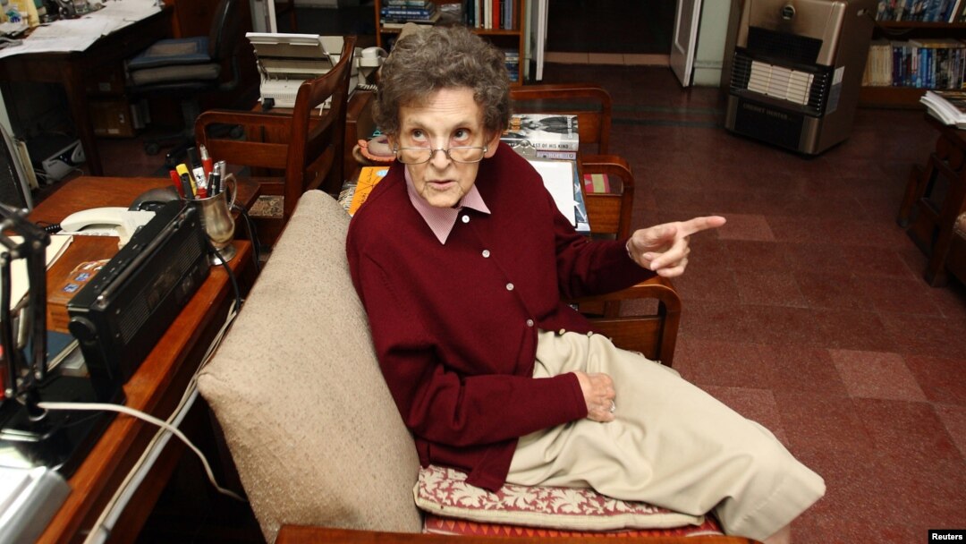 Elizabeth Hawley, mantan jurnalis kelahiran AS dan penulis sejarah pendakian gunung Himalaya, berbicara dalam sebuah wawancara di Kathmandu, 5 Mei 2011. (Foto: dok).