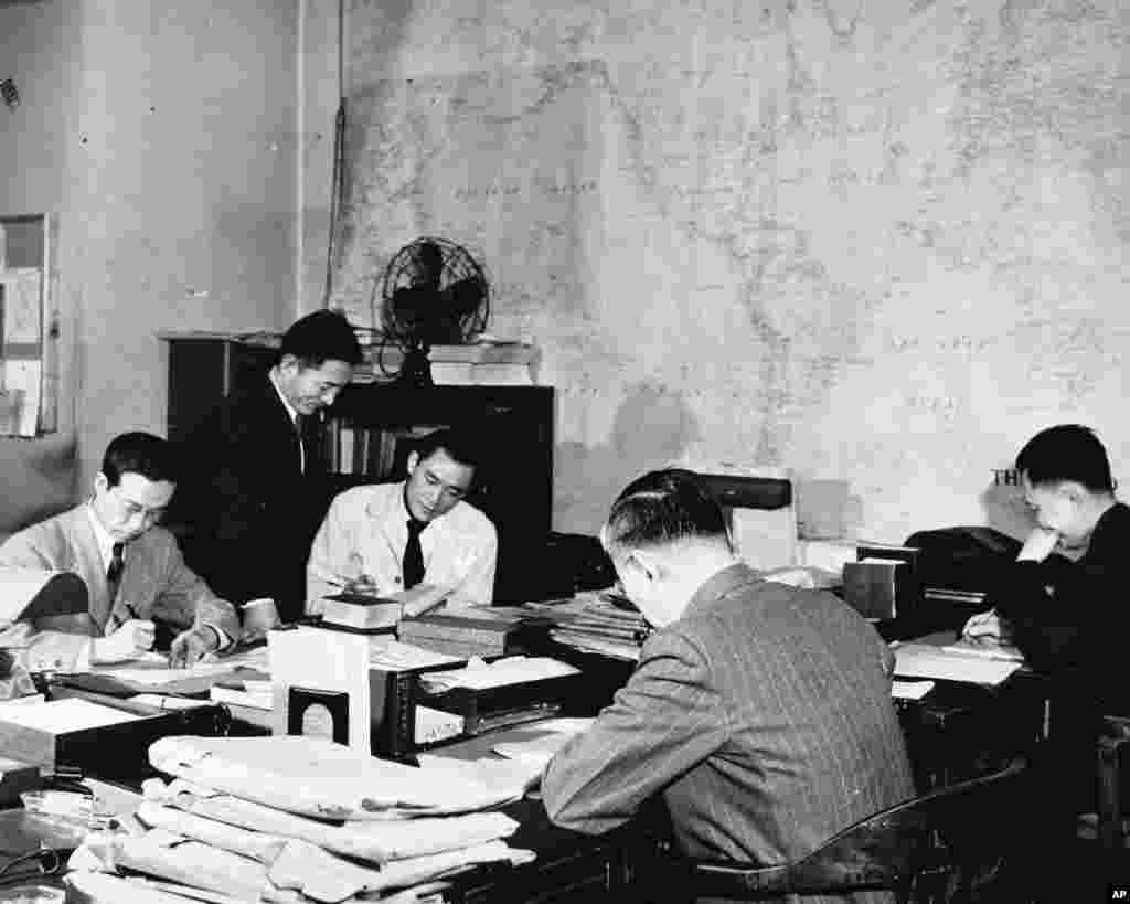 老照片回顾：美国之音中文广播70年