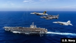 Pesawat-pesawat tempur AS terbang di atas kapal induk USS Carl Vinson (foto: ilustrasi). 