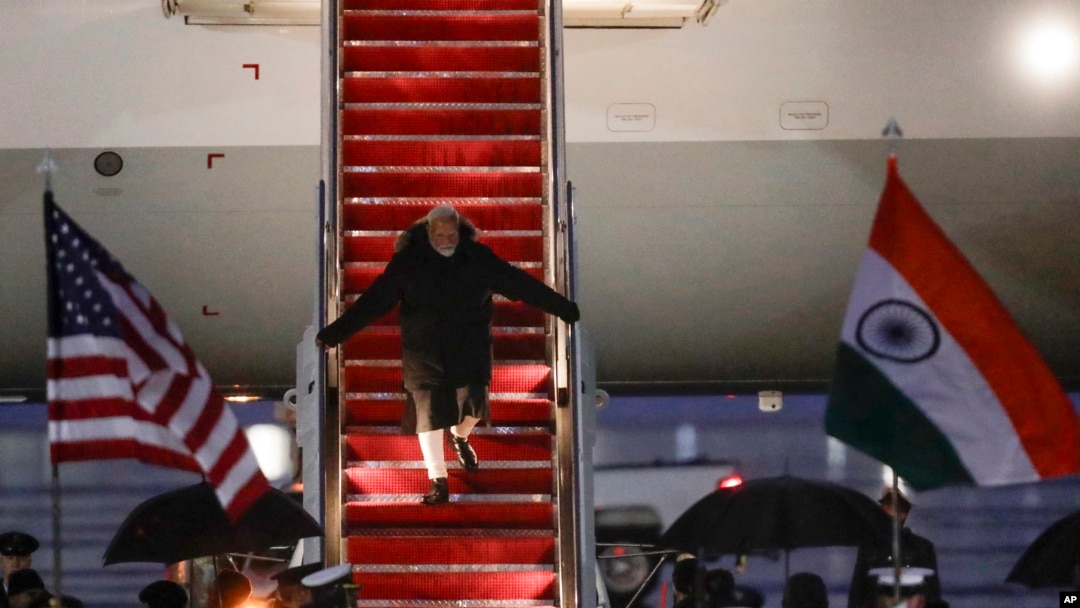 El primer ministro de la India, Narendra Modi, baja las escaleras de su avión a su llegada a la Base Conjunta Andrews, Maryland, el 12 de febrero de 2025.