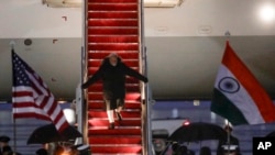 El primer ministro de la India, Narendra Modi, baja las escaleras de su avión a su llegada a la Base Conjunta Andrews, Maryland, el 12 de febrero de 2025.