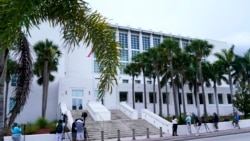 Sejumlah wartawan menunggu persidangan kasus tuduhan penyimpanan dokumen rahasia ilegal terhadap Donald Trump, di luar gedung Pengadilan Alto Lee Adams Sr di Fort Pierce, Florida, 18 Juli 2023. (Foto: Lynne Sladky/AP Photo)