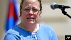 Kim Davis wadda ta ki sa hannu kan takardar bada izinin auren jinsi daya kuma aka kulleta