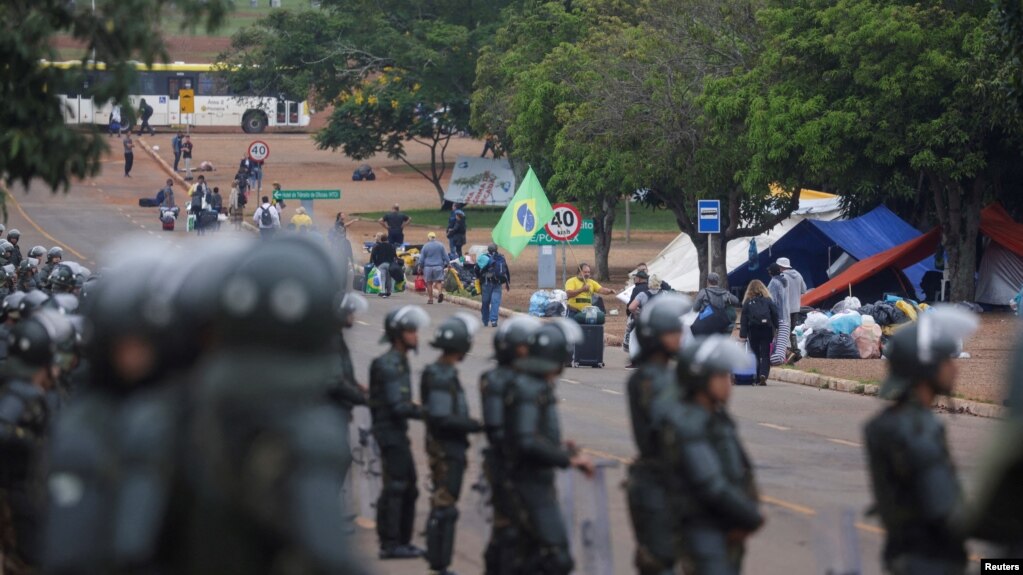 Những người ủng hộ cựu Tổng thống Jair Bolsonaro rời khỏi trại đã được dựng trước trụ sở Quân đội ở Brasilia, Brazil, ngày 9/1/2023.