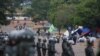 Partidarios del expresidente de Brasil, Jair Bolsonaro, salen de un campamento frente al Cuartel General del Ejército en Brasilia, Brasil, el 9 de enero de 2023. 