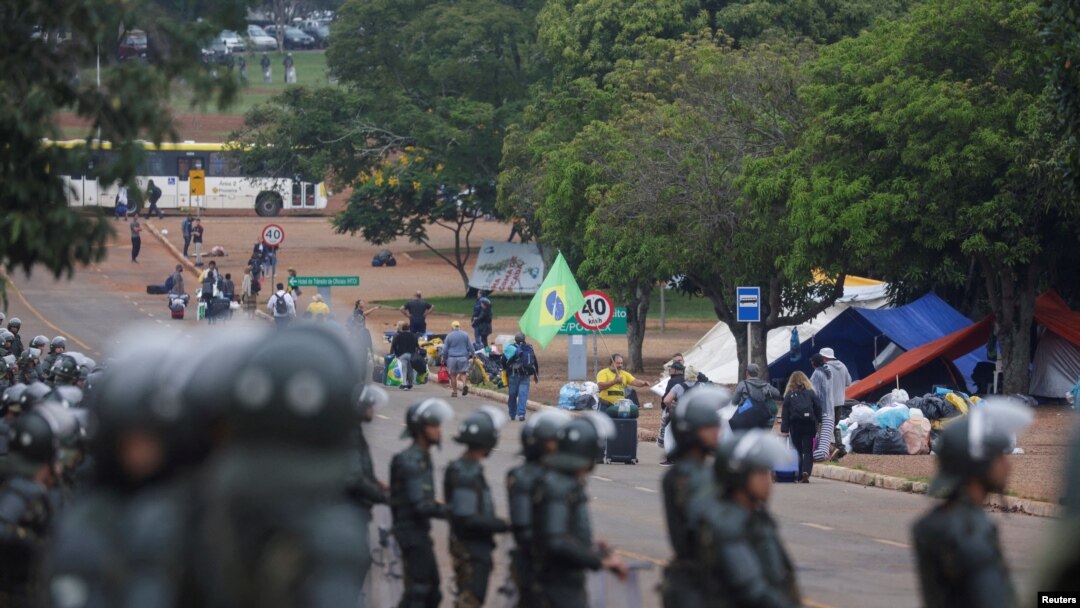 Partidarios del expresidente de Brasil, Jair Bolsonaro, salen de un campamento frente al Cuartel General del Ejército en Brasilia, Brasil, el 9 de enero de 2023. 